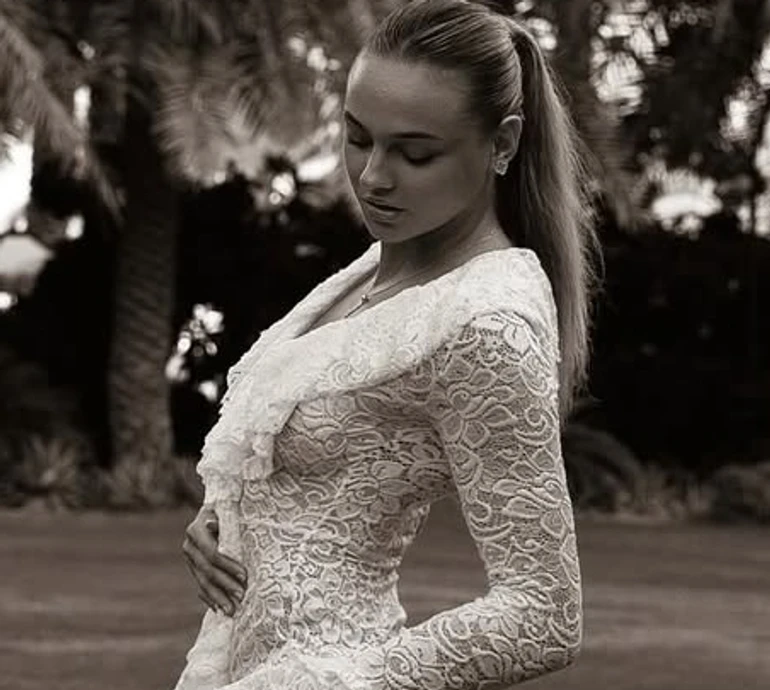 Білодід у мереживному максі з рюшами грайливо виставила ніжку на тлі пальм