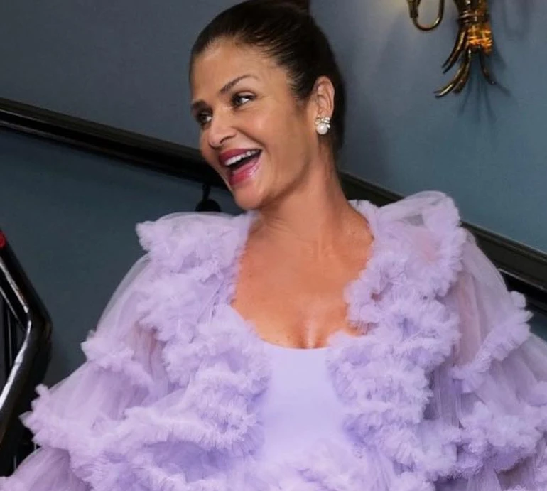 54-річна Хелена Крістенсен у лавандовій сукні мрії вишукано попозувала на модному шоу. ФОТО