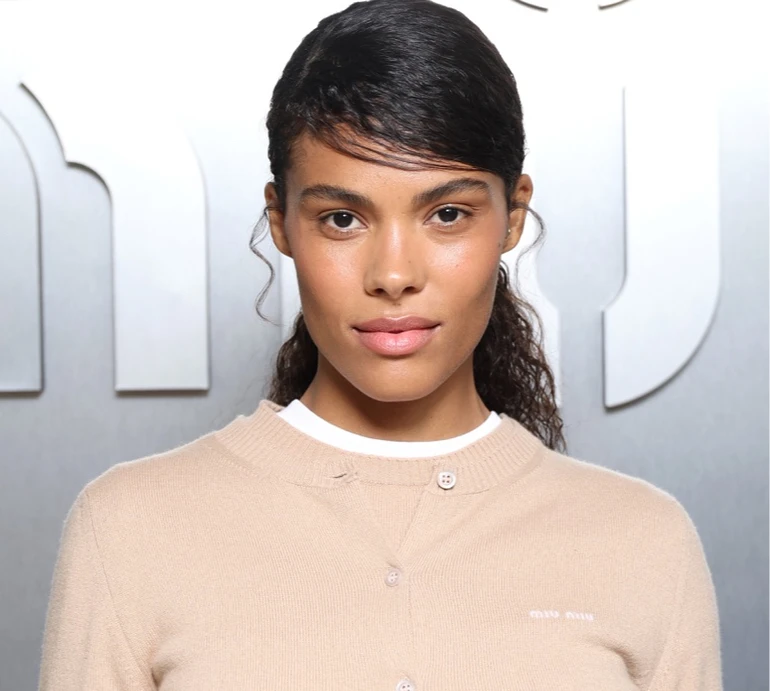 Кунакі несподівано вигуляла скромний лук на Тижні моди у Парижі