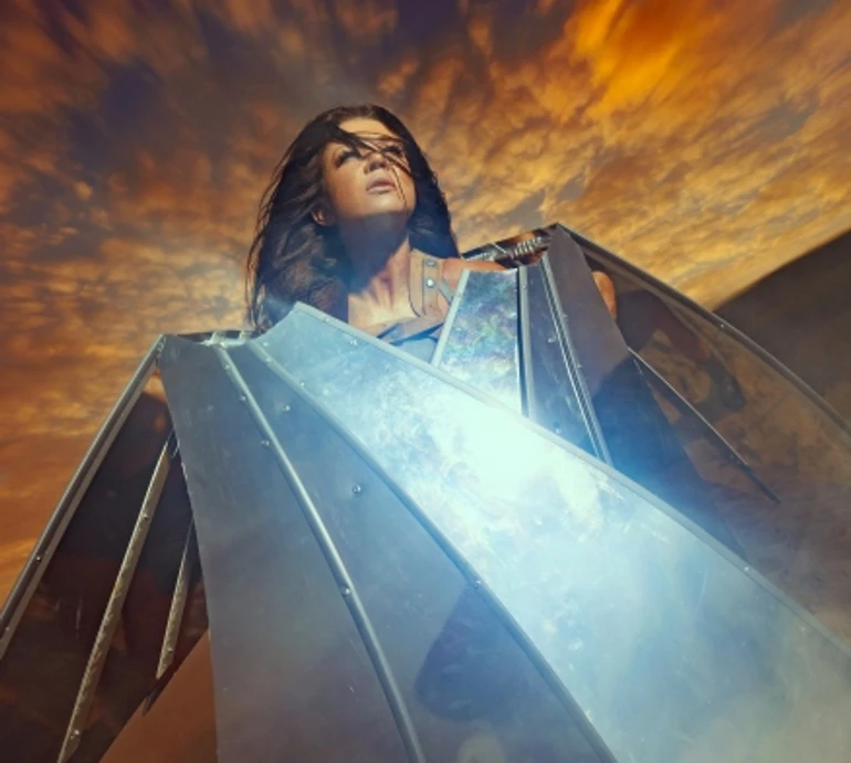 Зруйнувати кайдани, викувати крила: локацією нового кліпу Руслани став завод, де народжується справжня бойова броня. ВІДЕО