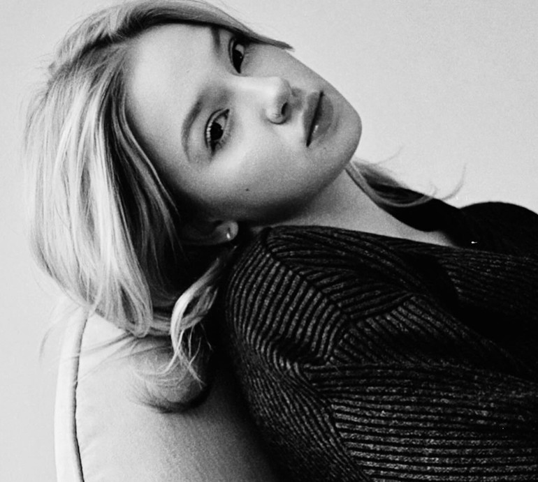 15-річна дочка Кошового у стильному вельветі та на підборах попозувала для фото