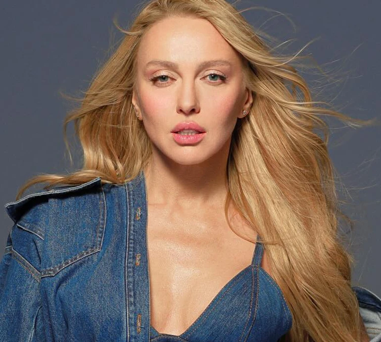 Вштирило: Полякова влаштувала мотивуючий воркаут на природі та шубовснула у воду