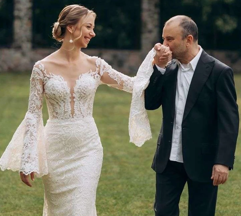 Тобі я віддала своє серце: Репяхова в 4-ту річницю весілля, якого не було, влаштувала Павліку сюрприз у сукні нареченої. Фото, відео