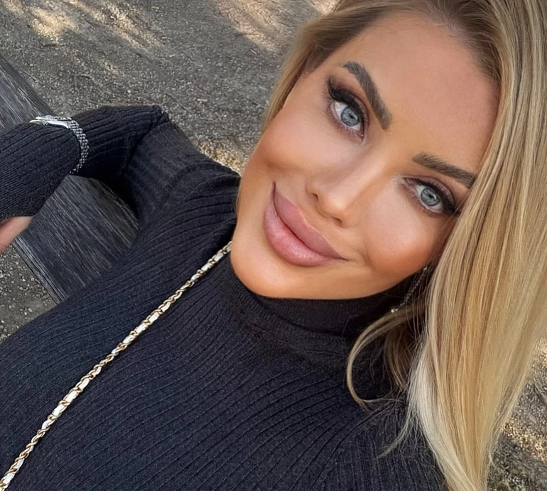 Не жартую: Крук показала, як їй в обличчя колють сперму лосося