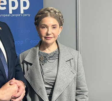 Яскрава помада та попелясті пасма: Тимошенко в Раді з'явилася в новому образі. Фото