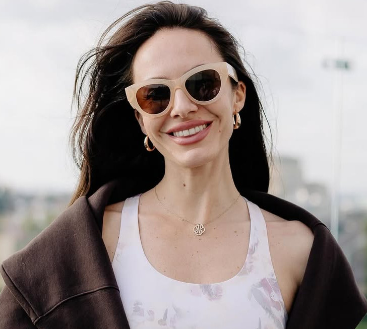 Горняк у спортлуці помедитувала на даху київської багатоповерхівки. Фото