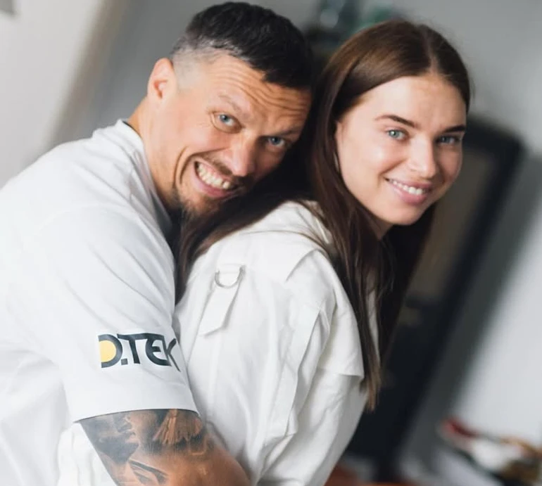 Найкраща підтримка: Усик за день до бою з Дюбуа зворушив обіймами з дружиною в Лондоні. Фото