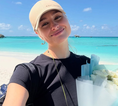 Цимбалару у хижому бікіні посвітила сідницями та заінтригувала букетом на Мальдівах