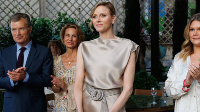 Перламутр з плетеним паском та помаранчеві квіти: княгиня Шарлін вигуляла два елегантні луки. Фото