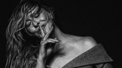 Чекала на тебе: Кравець у твідовому пальті на голе тіло пораділа осені на атмосферних фото