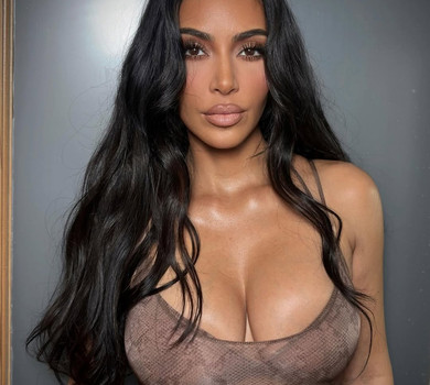 Мамина сукня і яскрава помада: Кардашян здивувала своїм виглядом у підлітковому віці. Фото