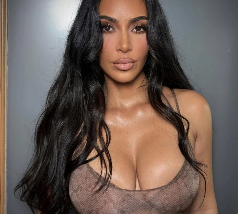 Мамина сукня і яскрава помада: Кардашян здивувала своїм виглядом у підлітковому віці. Фото