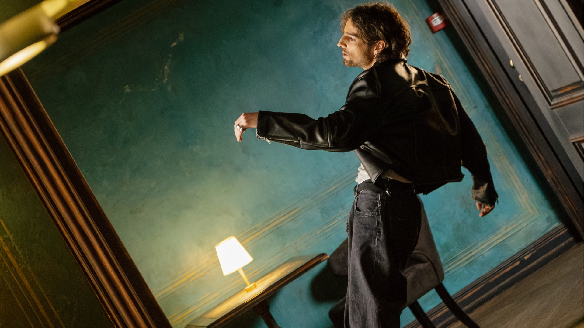 "Чому мені вона сниться": Дантес опинився на підлозі бару в емоційному кліпі про нав'язливі думки. Відео