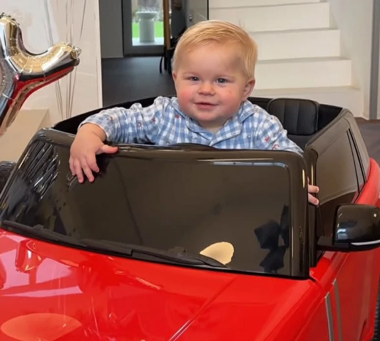 Кульки, ведмедик і червоне авто: Остапчуки показали, як вітали синочка з 1-м роком. Відео