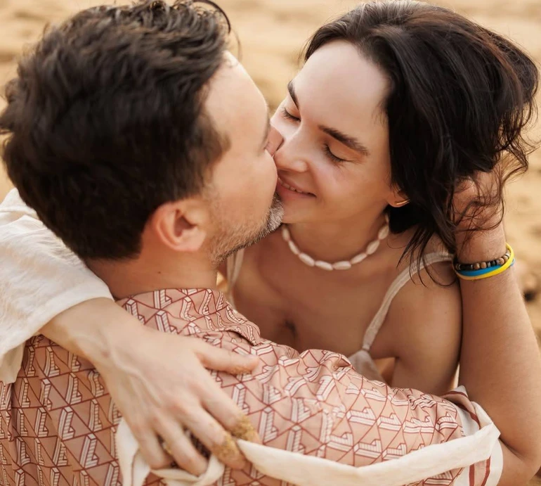 8 років абсолютного щастя: Мірошниченки романтичними кадрами привітали одне одного з маковим весіллям