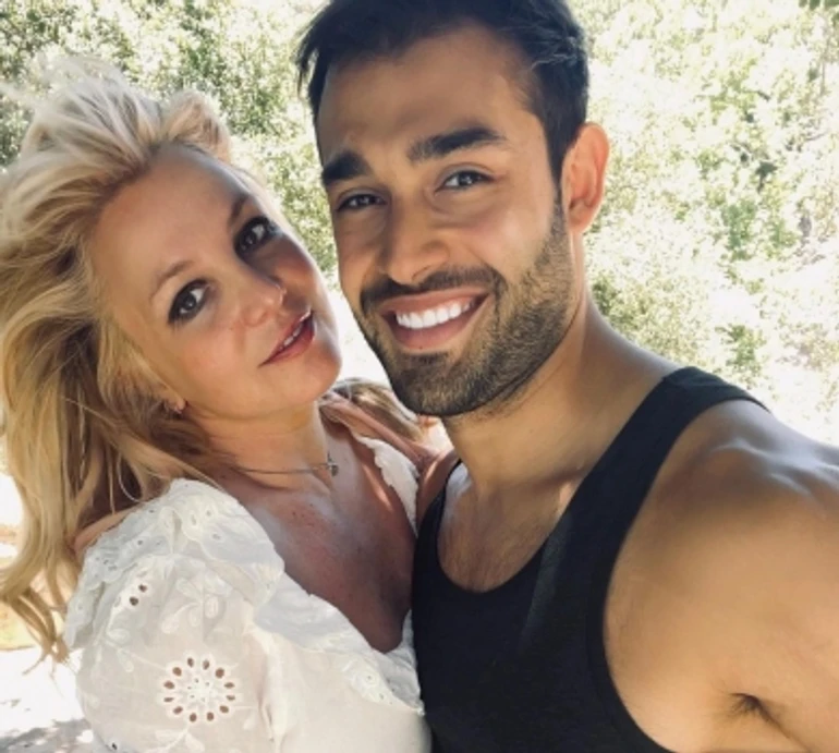 Бажаю їй щастя: чоловік Спірз уперше прокоментував розлучення, а ЗМІ взнали, як вона підбила йому око