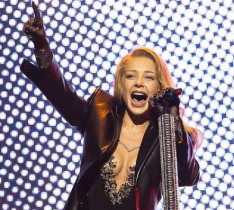 Кароль на сольнику в Києві ефектно спалила Кремль. ФОТО. ВІДЕО