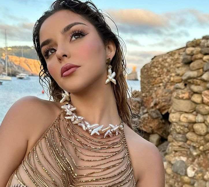 Русалонька для дорослих: модель Демі Роуз ледь прикрила апетитні принади мушлями