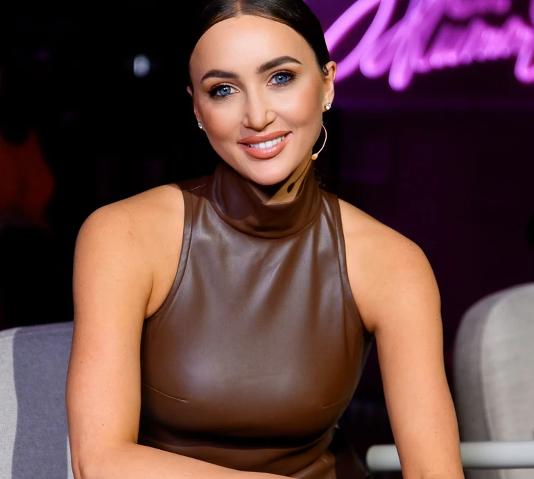 Різатдінова у зухвалому боді продемонструвала розкішне тіло та модельні навички. Відео