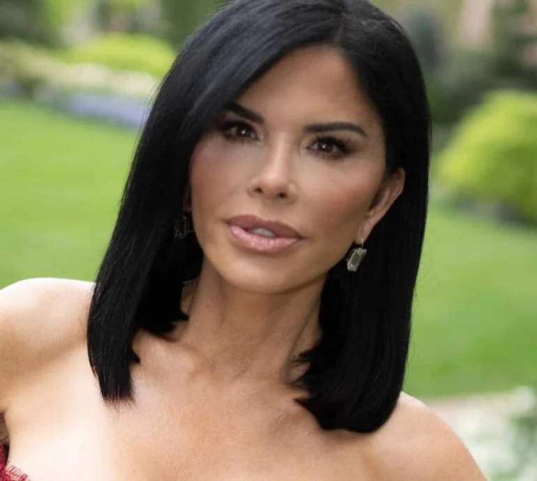 Наречена Безоса поласувала піцою у сукні з мереживним декольте за понад $2 тисячі. Фото