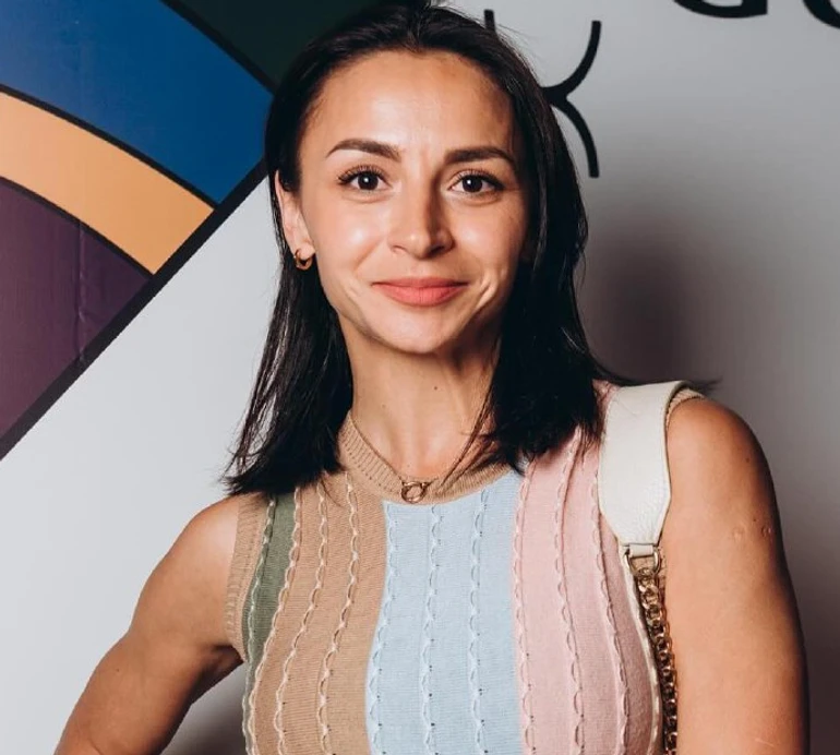 Фото робила донька: Гвоздьова у хижому бікіні похвалилася тілом на болгарському пляжі