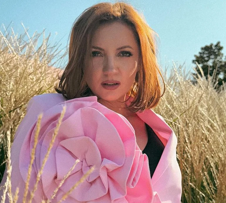 Шукаю свої формули стилю: Цибульська з довжелезними косами попозувала в луках з етномотивами