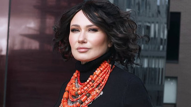 Боса Мозгова в блискучій сукні посвітила ногами та назвала вселенське зло жіночого гардероба