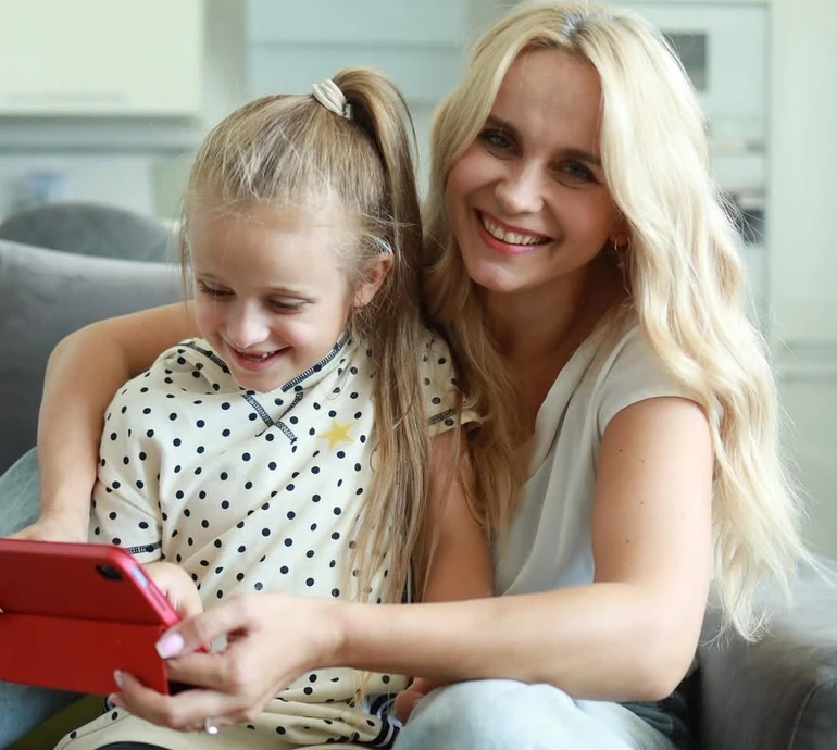 Шпагати, повітряні кульки та солодкий котик: Ребрик показала святкування 7-річчя доньки