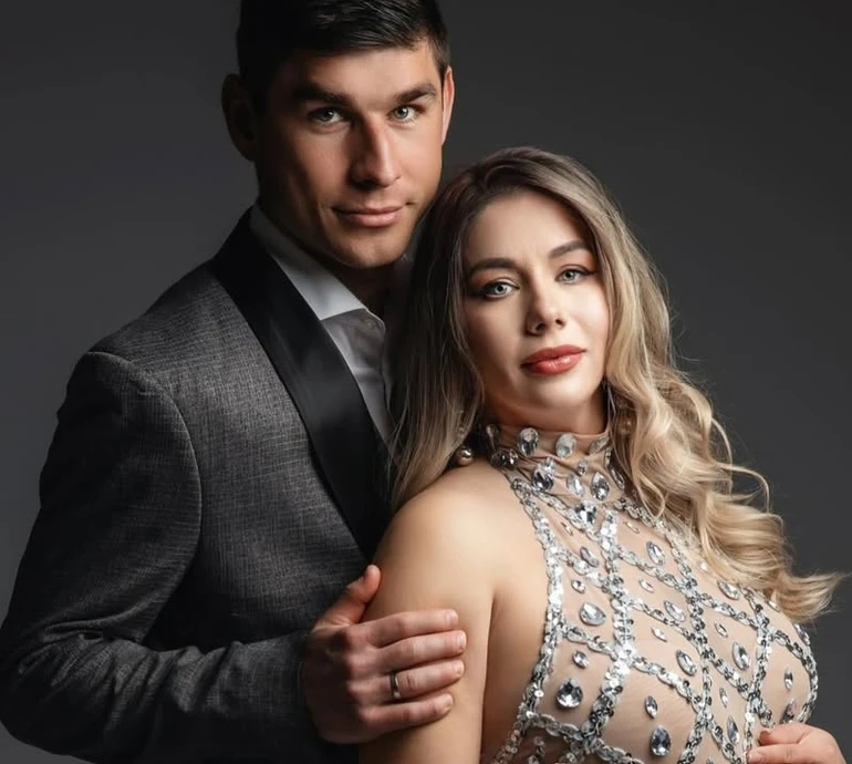 Вагітна дружина футболіста Маліновського вразила зйомкою в купальнику під водою. Фото