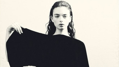 Книжки, рослини та асиметрія: Дева Кассель захопила стильним виглядом в японській фотосесії