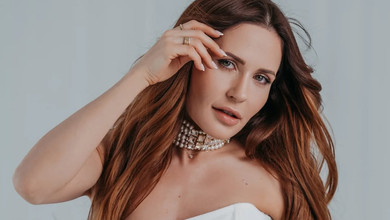 Денисенко у пухнастому бікіні спокусливо повигиналась у водоспаді. Фото