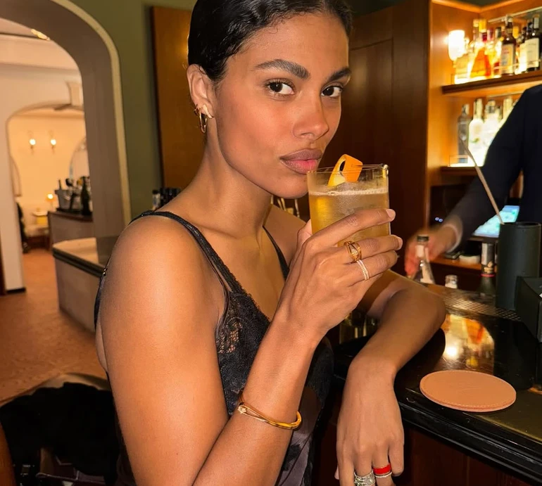 Морські зірки та сексі пози: Тіна Кунакі у різних бікіні посвітила модельними формами на відпочинку. Фото