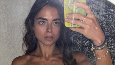 Морозюк у крихітному купальнику показала, як плаває у морі восени