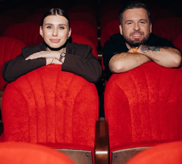 Танчинець з нареченою поцілувалися на сцені задля традиційного фото у Жовтневому