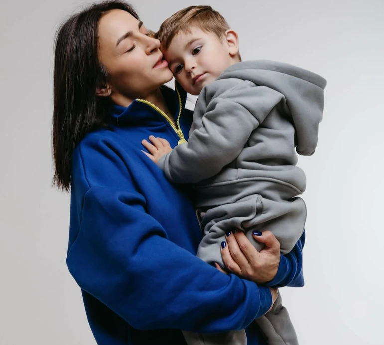 Заряджена мама – Wi-Fi для родини: Гвоздьова з 5-річним сином драйвово потанцювали вдома. Відео