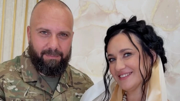 Вагітна Вітвіцька вийшла заміж за коханого-військовослужбовця. Відео