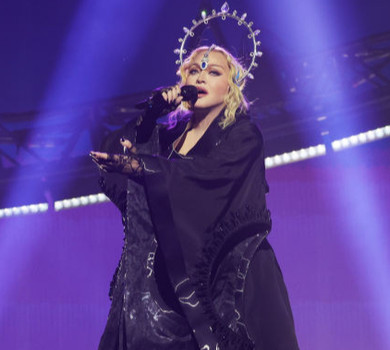 Синьо-жовтий прапор та капелюхи Багінського: Мадонна під час свого шоу підтримала Україну