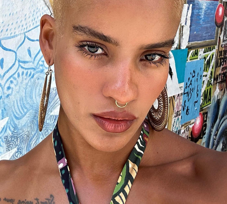 Нова дівчина Касселя топлес та в купальнику наробила гарячих ФОТО в Бразилії