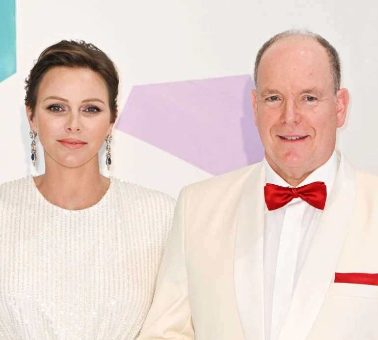 Дівчата в оксамиті, хлопці у смокінгах: княжа родина Монако представила вишукану різдвяну листівку. ФОТО