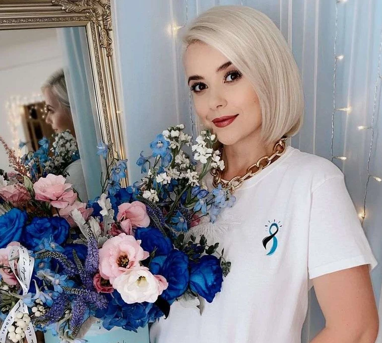 Пощастило відсвяткувати ще один день народження: Міка Ньютон з кульками та фруктами показалася у Вегасі