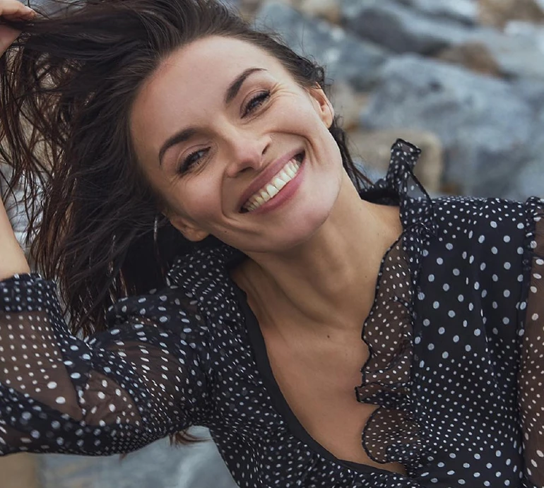 Мейхер на скелі підставила сонцю пружний бюст і посвітила сідницями