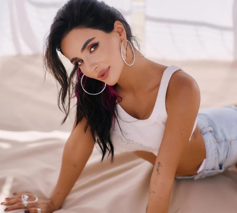 Ще не таке бачили: Трінчер насмішила мережу реакцією бабусі на її новий еротичний кліп з вишнями