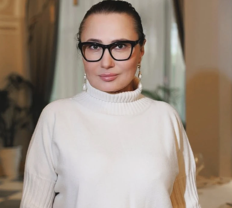 Все по фен-шую: Мозгова з новим кольором волосся поміркувала про вік напередодні свого 51-річчя