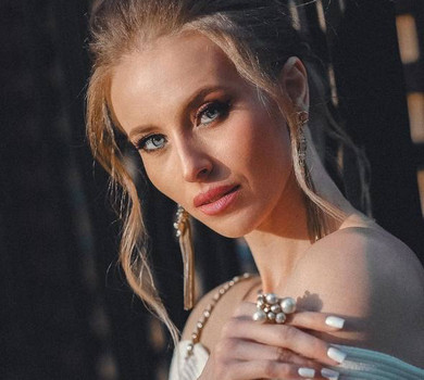 Сагайдачна у топі показала, як змінився її післяпологовий живіт без спорту