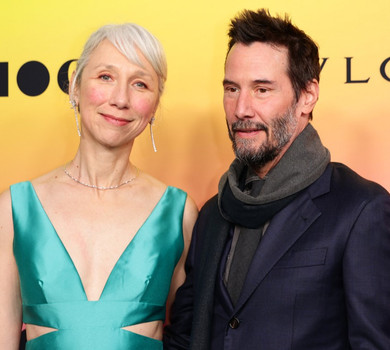 Спасибі за привітання з весіллям: кохана Кіану Рівза в мережі запостила фото з їхнім поцілунком