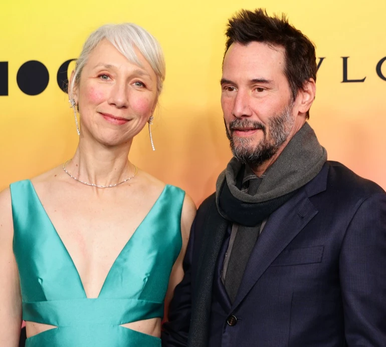 Спасибі за привітання з весіллям: кохана Кіану Рівза в мережі запостила фото з їхнім поцілунком