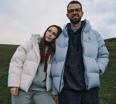 Саніна у пуховику притулилася до Птушкіна та попозувала з ним на тлі худоби. Фото