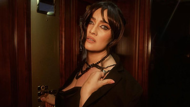 Вітвіцька у декольтованій атласній сукні та з новою зачіскою ефектно попозувала в ліфті. Фото