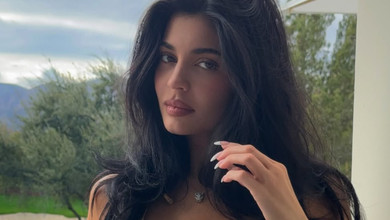 Кайлі Дженнер упакувала ласі форми у вогняну сукню та похвалилася тілом у золотому бікіні