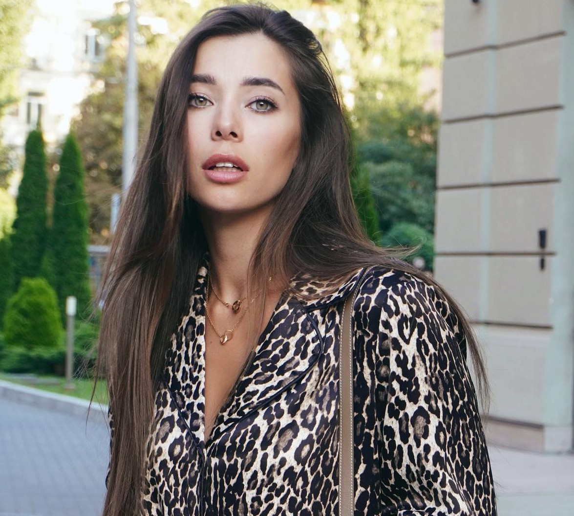 Неплях у червоному кетс'юті та шубі продемонструвала модельні навички в ліфті. ФОТО